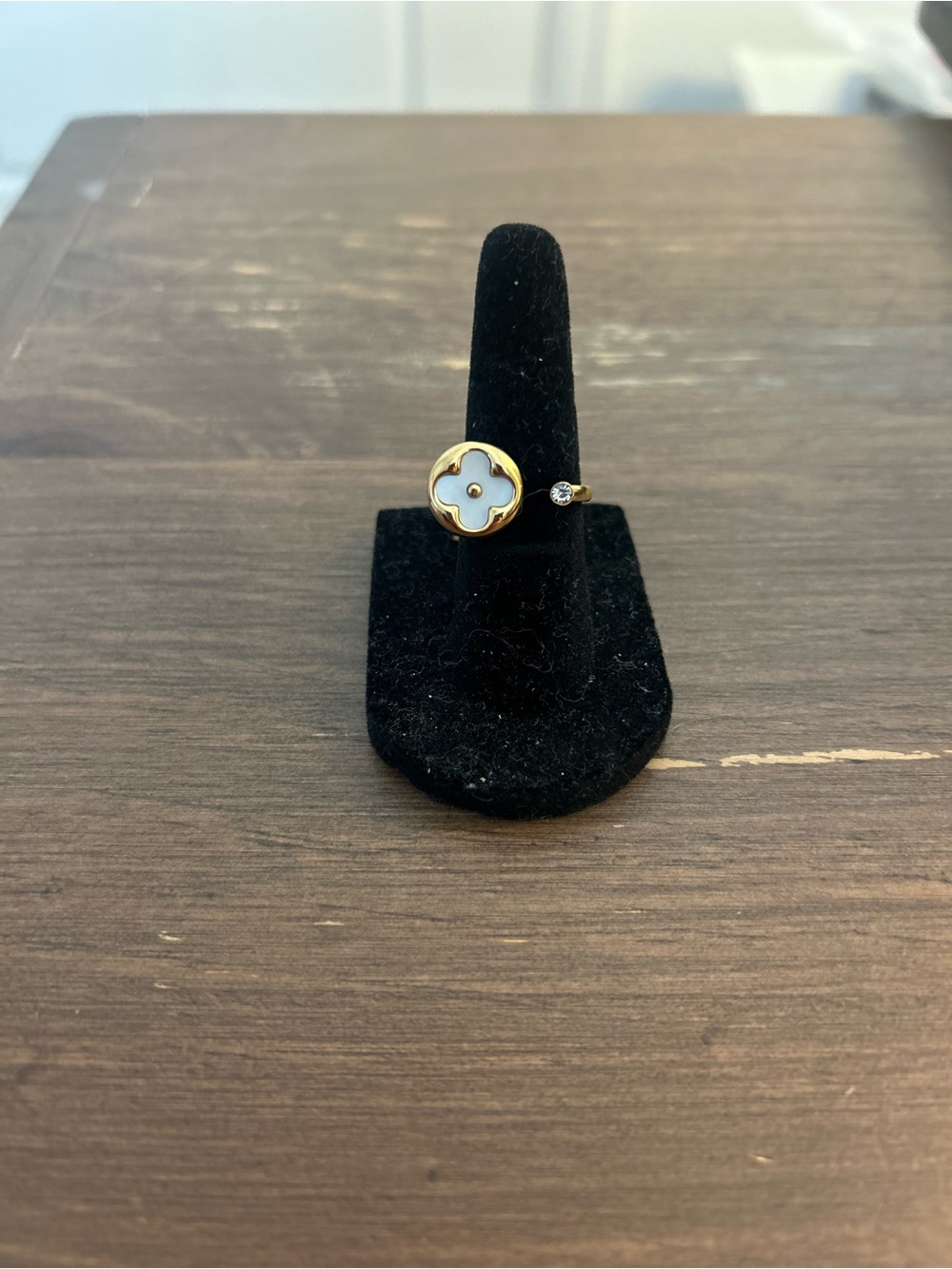 NWT Gold Tone Ring with White Mother-of-Pearl Clover Accent